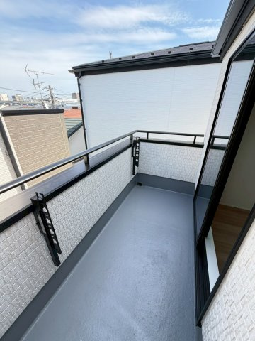 【２号棟】越谷市南越谷新築戸建てのバルコニー
