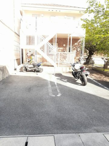 エスポワールＢの駐車場