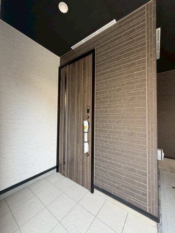 【３号棟】越谷市南越谷新築戸建ての玄関