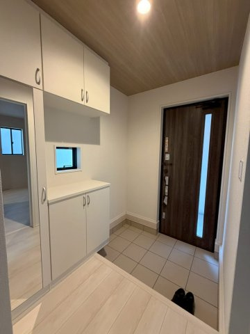 【３号棟】越谷市南越谷新築戸建ての玄関