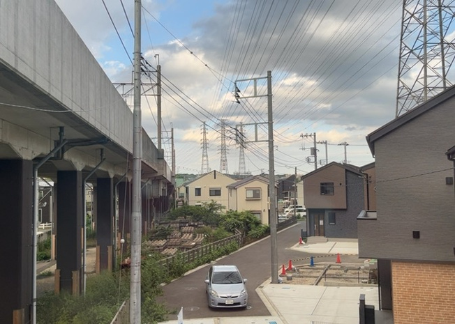 【展望】 | 南向きのバルコニーからの眺望は前面に遮るものがなく開放的なロケーションが広がります。日当たりと通風の良さを実感できる現地にて、実際の景色や周辺環境をぜひ直接お確かめいただくことをおすすめします。