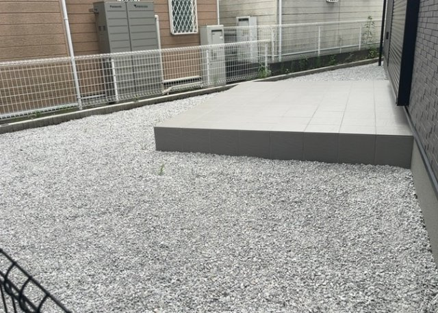 【庭】 | 土地面積５０坪以上の広さを活かしたお庭スペースをご用意。お子様の遊び場やペットの運動スペースとして、またガーデニングや家庭菜園など様々な用途でご家族皆様の休日を満喫できる魅力的な屋外空間です。