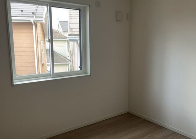 【子供部屋】 | ２階の約５．０帖および約５．５帖の洋室は子供部屋にぴったり。各室にしっかり収納が設けられており、全室南向きで明るい陽差しが差し込みます。勉強やプライベートな時間を過ごすのに快適なお部屋です。