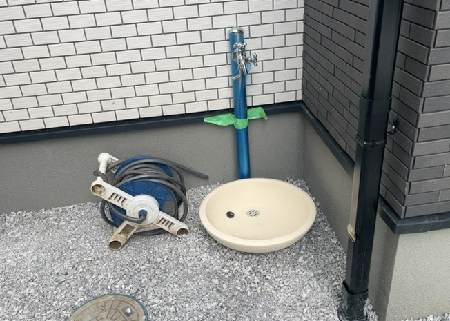 【設備】 | 洗車やガーデニング、お庭の手入れなどに大活躍する屋外立水栓を設置済み。敷地全体を有効に活用できるよう、住む人の使い勝手や利便性を第一に考えた充実した屋外設備がしっかりと整えられています。