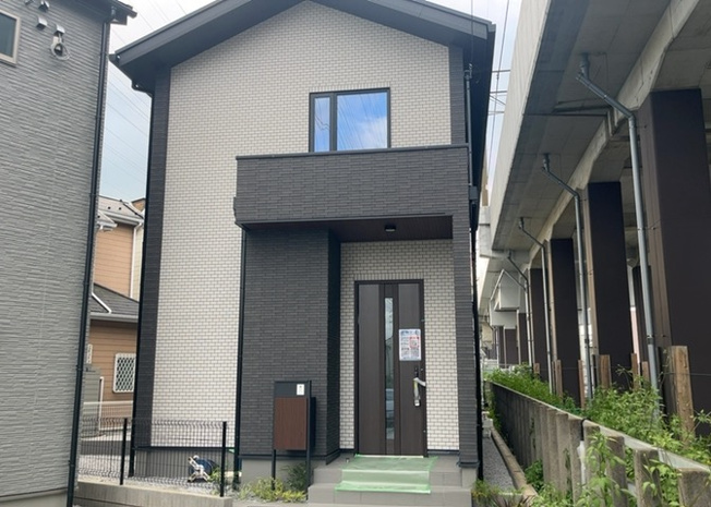 【外観】 | 第一種低層住居専用地域に位置する閑静な住宅街の外観です。周辺環境やハザードマップ等も事前にご確認ください。緑区東橋本４丁目の豊かな住環境で、ご家族との新しいライフスタイルをスタートさせましょう。
