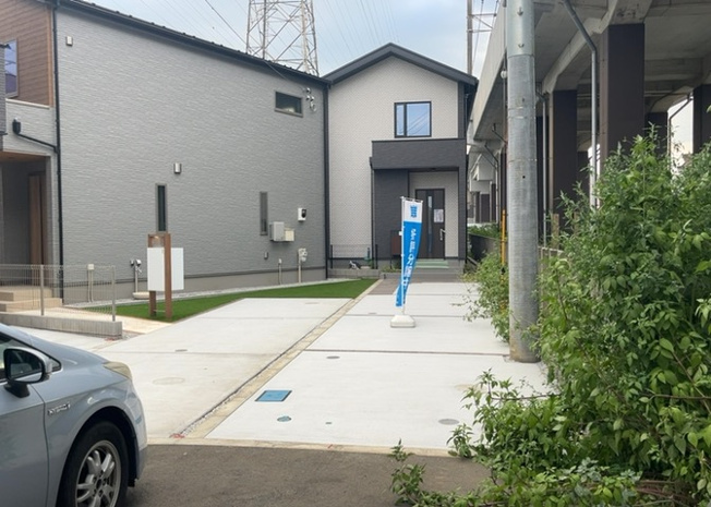 【前面道路含む現地写真】 | 前面道路を含めた現地写真です。車のすれ違いや駐車のしやすさ、周囲の交通量など、実際の暮らしに関わる道路環境をお確かめください。横浜線「橋本」駅徒歩１９分と２沿線以上利用可能な利便性も魅力的です。