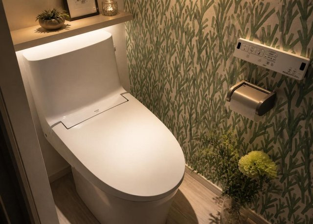 【トイレ】 | 快適な温水洗浄便座を採用した清潔感あふれるトイレです。本物件は各階に１ヶ所ずつ合計２ヶ所のトイレが設置されているため、朝の忙しい時間帯もご家族でスムーズにご利用いただくことができとても重宝します。