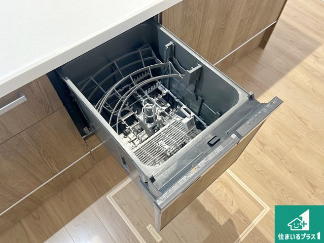 明石市大久保町八木　第18期　新築一戸建ての設備|食事後の一仕事、食器洗いをボタン一つでお任せできちゃいます！場所を取らないビルトイン式なので、お料理スペースもしっかり確保！