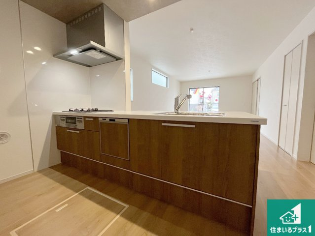 明石市大久保町八木　第18期　新築一戸建てのキッチン|リビングと統一感があり、使い勝手のいいキッチン。広々としているので、二人並んで作業が出来ちゃいます。お子様と一緒に色々なお料理に挑戦できるスペースがあります。