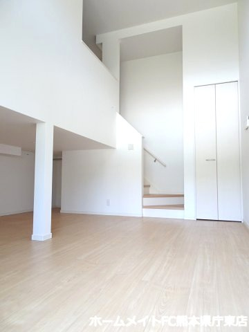 熊本市中央区迎町１丁目のアパートの居間・リビング