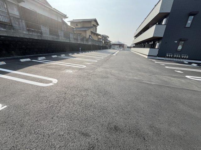 アテリア伍番館の駐車場
