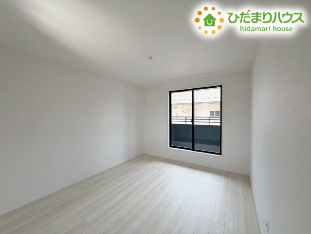 郡山市安積町長久保三丁目　新築戸建　3号棟の寝室|広めの主寝室は、ベッドの他にもパソコンデスクやドレッサーなども置けちゃいます(*^-^*)