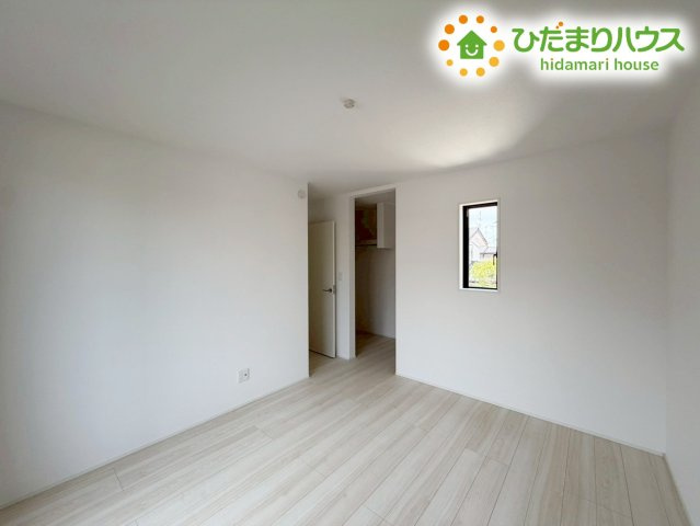 郡山市安積町長久保三丁目　新築戸建　3号棟の寝室|バルコニーに面していて、たっぷり光りの入る明るい主寝室です！