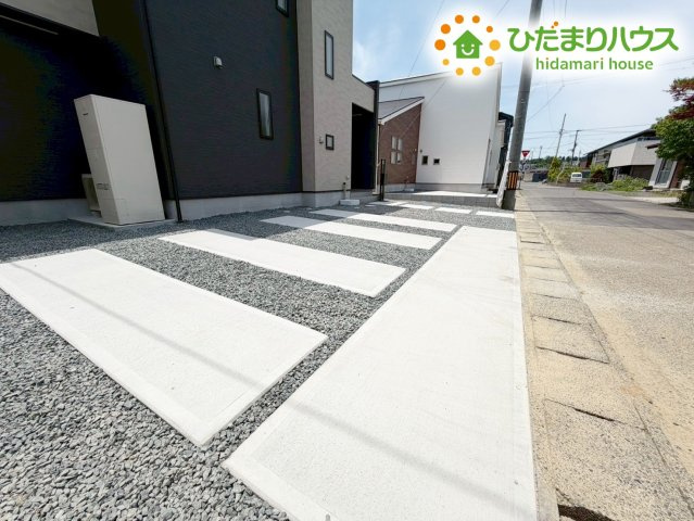 郡山市安積町長久保三丁目　新築戸建　3号棟の駐車場|ご家族でお車に乗る方に！駐車場3台分あります！