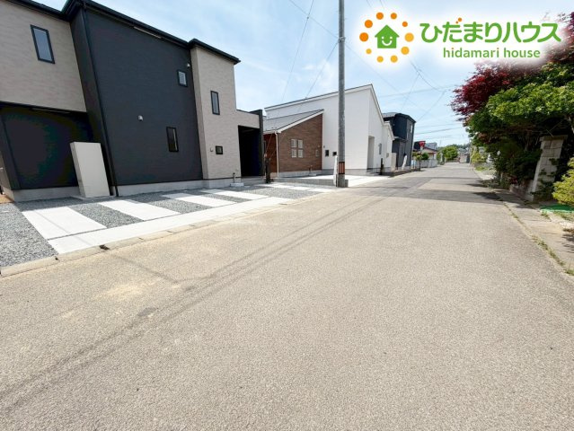 郡山市安積町長久保三丁目　新築戸建　3号棟の前面道路含む現地写真|周辺は高い建物が建っていないので、採光や開放性に恵まれ、空が広く緑の多い閑静な趣を感じる環境です。
