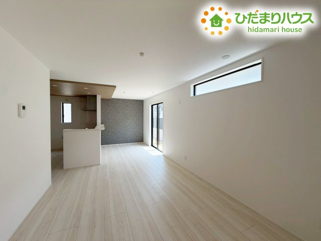 郡山市安積町長久保三丁目　新築戸建　3号棟の居間・リビング|リビング大きな窓からは、暖かな日の光が降り注ぎます・・・
