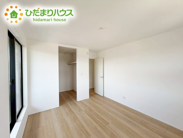 郡山市安積町長久保三丁目　新築戸建　4号棟の寝室|バルコニーに面していて、たっぷり光りの入る明るい主寝室です！