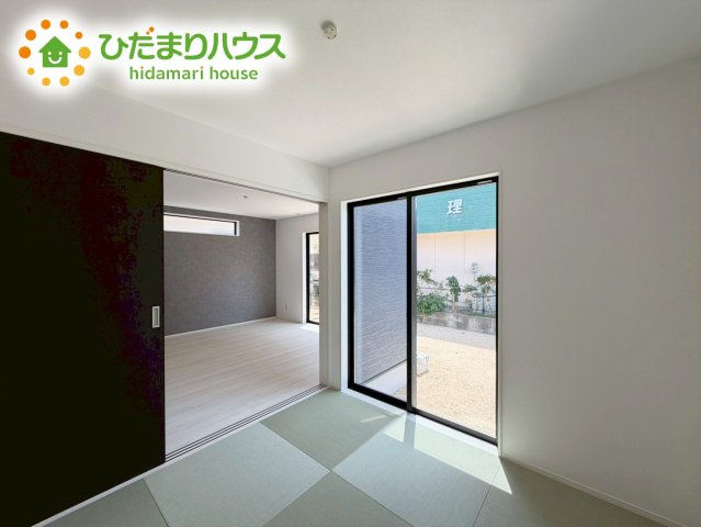 郡山市安積町長久保三丁目　新築戸建　1号棟の和室|扉を閉じれば来客用のお部屋として。開いて広い空間を作れば、お子様の遊び部屋として使えます！