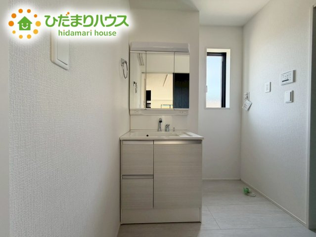 郡山市安積町長久保三丁目　新築戸建　1号棟の独立洗面台|大きな三面鏡の独立洗面。鏡の後ろは収納となっているのでスッキリと整理できます！