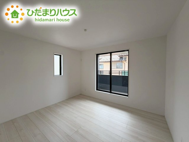 郡山市安積町長久保三丁目　新築戸建　1号棟の寝室|バルコニーに面していて、たっぷり光りの入る明るい主寝室です！