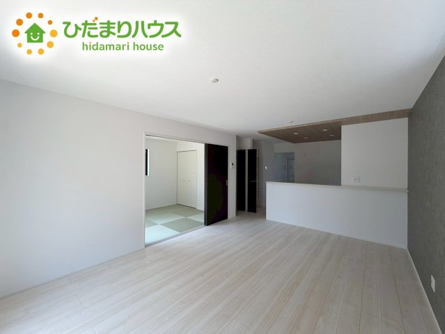 郡山市安積町長久保三丁目　新築戸建　1号棟の居間・リビング|リビング大きな窓からは、暖かな日の光が降り注ぎます・・・