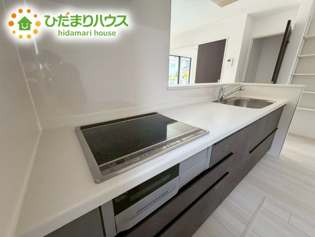 郡山市安積町長久保三丁目　新築戸建　1号棟のキッチン|3口コンロでお料理する時間も短くなりそうですね(*‘∀‘)