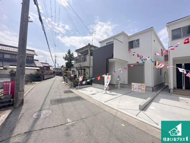 明石市大久保町八木　第18期　新築一戸建ての前面道路含む現地写真|周辺は閑静な住宅街！前面道路広々で車の出し入れも便利です。駐車が苦手な方でも安心して車庫入れできます！