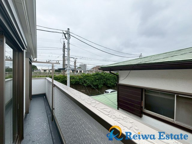 新築戸建　茅ヶ崎市中島のバルコニー|2部屋から行き来できるゆとりの広さがございます♪