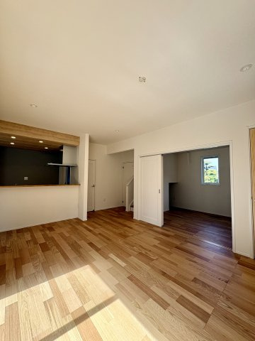久留米市東櫛原町　5号地の居間・リビング|ウッドデッキから差し込む光は部屋を明るく照らします
