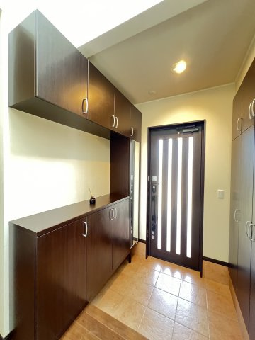 橿原市田中町　の玄関|家族分しっかり収まるシューズ収納付き