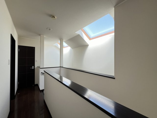 橿原市田中町　のその他共用部分|トップライトから光が降り注ぐ開放的な空間