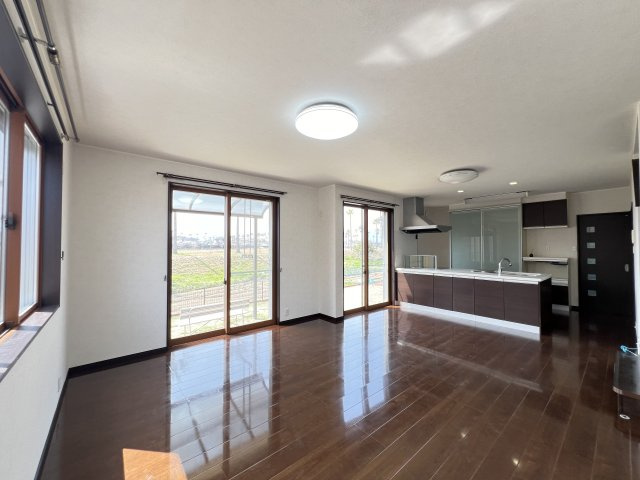 橿原市田中町　の居間・リビング|大きな窓から光が差し込む開放的なLDK