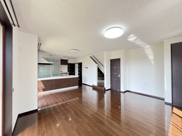 橿原市田中町　の居間・リビング|ゆとりの広さで家族がくつろぐリビング空間