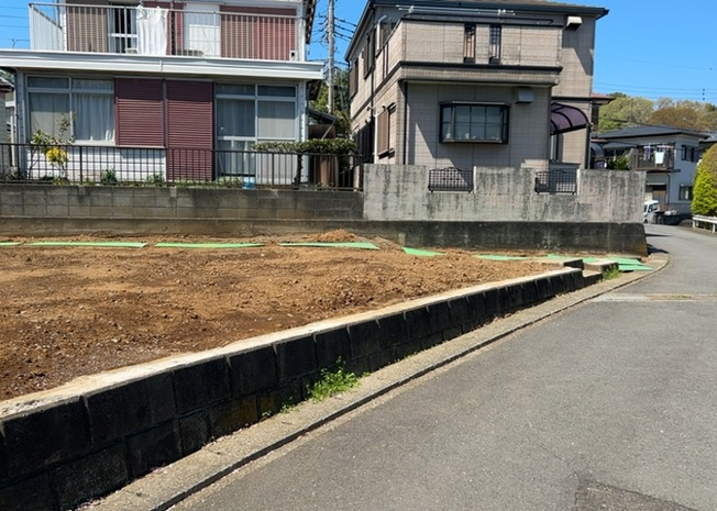 【外観】 | 土地の形が極端に長細かったり、狭小地、あるいは道路との高低差がある傾斜地だった場合、後々売ろうとしても買い手がつかない場合もあります。後々、売却することになった時に価値の下がらない土地を選びましょう。