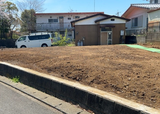 【外観】 | 土地を買う際、住む地域の自治体や福祉の補助制度にも注目してみましょう。子供や老人の医療補助やゴミ出しのルールなど、自治体によってルールに大きな違いがあるため、暮らしやすい土地で判断するとよいでしょう。