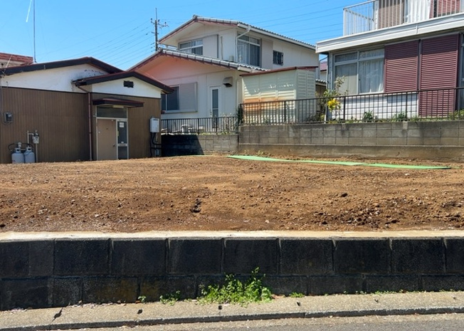 【外観】 | 現地に行くなら、物件の周囲の地形がどうなっているかを見ることも大切です。周辺より低くなっている土地では、大雨などで水が集まりやすいため、地盤が弱くなっているということも考えられるため、注意が必要です。
