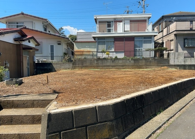 【外観】 | 隣家の土地はどうなっているのか、生活利便施設が近くにあるのか、学校まで近いかなど、お客様のライフスタイルにあわせたイメージが重要です。また、近くにあると困る施設が近くにないかも確認するといいでしょう。