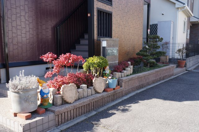 【エントランス】 | オリーブハウス | 植物もお手入れされて素敵なエントランスです