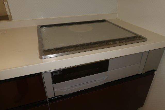 倉敷市西中新田のアパートのキッチン|３口ＩＨコンロ