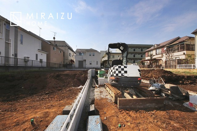 【前面道路含む現地写真】 | 通勤や家族の送迎など、毎日の生活にマイカーが欠かせない方にとって駐車場は大事な条件。敷地内にカースペースがあれば、お出かけやお買い物の際の搬入出も楽々です。
