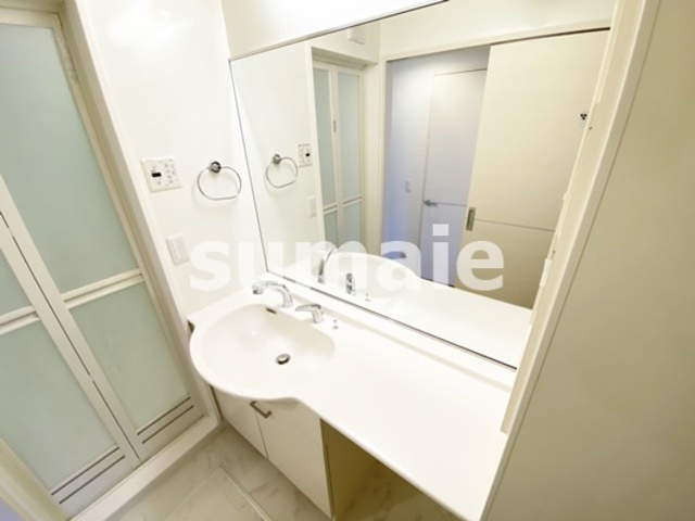 ルーヴル三橋 Bの洗面所|大きな鏡の洗面化粧台☆