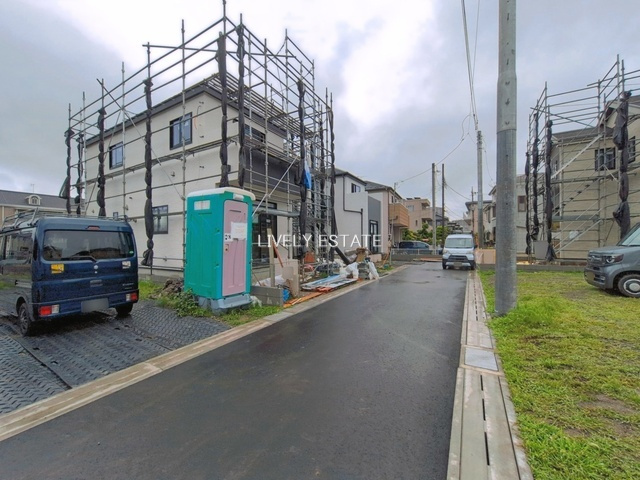 草加市谷塚町 新築分譲住宅 全3棟 A号棟の前面道路含む現地写真