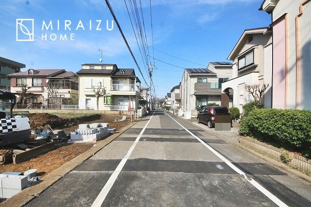 【前面道路含む現地写真】 | お車の運転に自信のない方でも安心かなと思います。とても解放感があり、日当たりも気持ちよさそうです。


