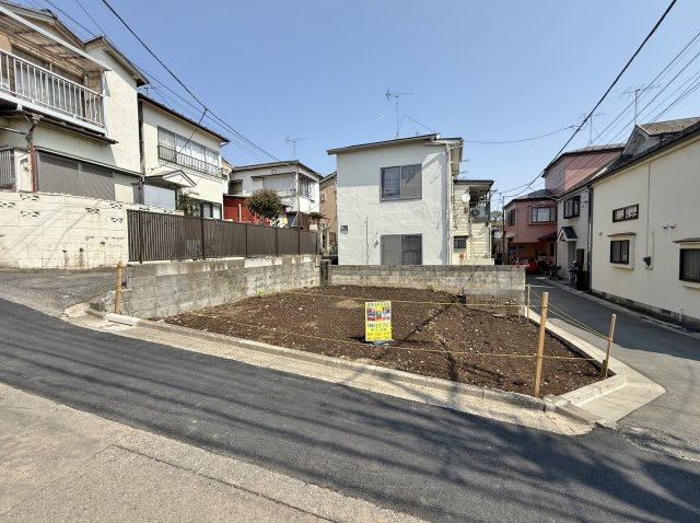 板橋区赤塚5丁目 限定1棟の前面道路含む現地写真|南4ｍ通路×西4ｍ公道×北4ｍ通路に面する
三方角地風の開放感あふれる立地に誕生
多面開口の明るく快適なリビングが魅力的です