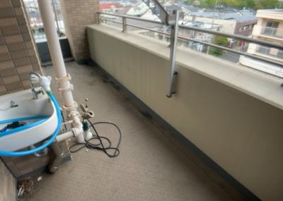 【バルコニー】 | リステージ成瀬 | バルコニーは、室外の専用スペースのうち、「屋根がなく開放された空間」であるものを指します。ベランダより広いタイプのものが多く、日当たりもよいため家庭菜園などを楽しみたい人にとって適した環境となります。