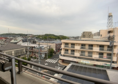 【展望】 | リステージ成瀬 | 眺望の良さを楽しめるダイニングキッチンで家族団らんの時間を過ごしてはいかがでしょうか。バルコニーから見える景色を家族で眺める時間は、時間が経つのを忘れてしまいそうですね。是非、現地を見に行きましょう！