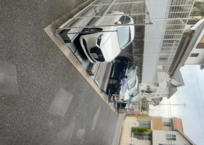 【駐車場】 | リステージ成瀬 | 駐車場と明記されていても、最小スペースでつくられた駐車場だと大型車は駐車できなかったり、出入りしにくくなったりする可能性があります。お車のサイズと購入したい物件の駐車場のサイズを現地で確認しましょう。