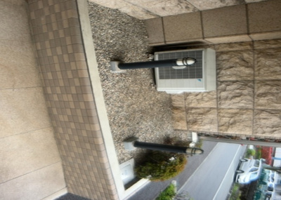 【中庭】 | リステージ成瀬 | 中庭（パティオ）とは、一つの建築物の内部に設けられた、壁などで囲われている庭のことを指します。コの字型、ロの字型が主流ですが、L字型の中庭もあります。最近では、インテリア性の高さからも人気があります。