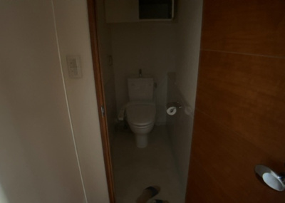 【トイレ】 | リステージ成瀬 | トイレは大きさや形、機能、抗菌性などが異なる多種多彩なタイプが各メーカーから出ています。それぞれに良さがあるため、事前にどういったタイプのトイレがいいのかをご家庭内で決めて、内見に行くといいでしょう。