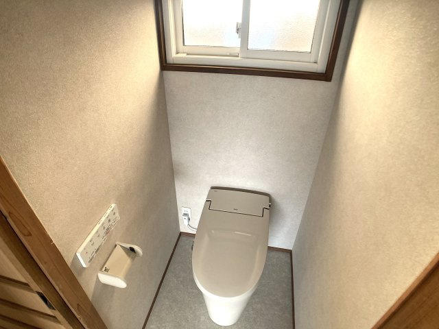 鈴蘭台東町1丁目貸家のトイレ|温水洗浄便座付きのトイレ、入替済